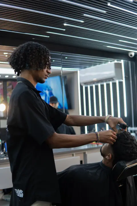 Barbero trabajando frente al espejo